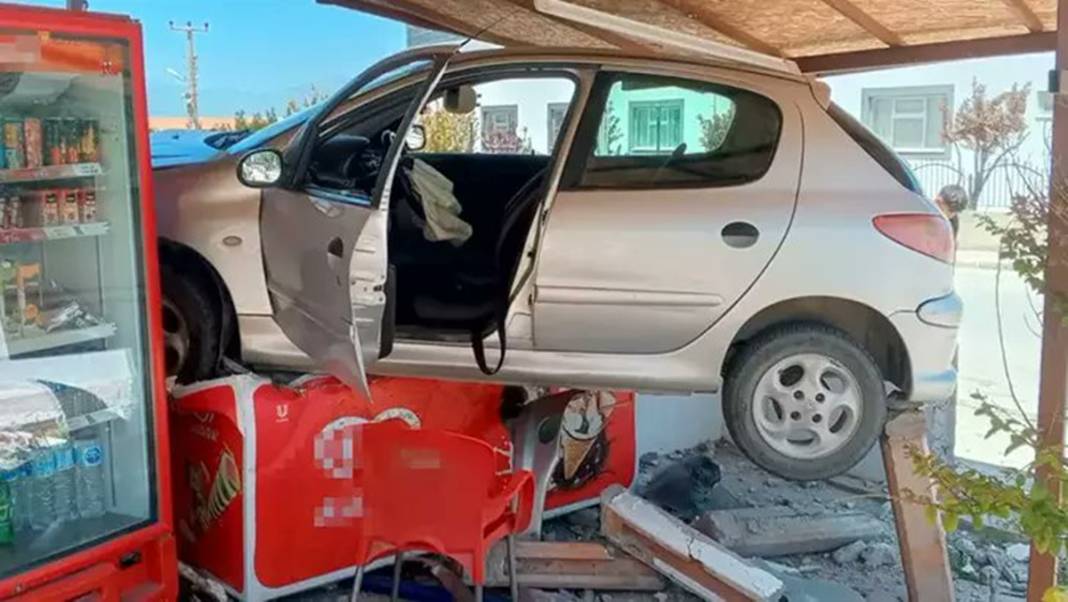 Markete dondurma almaya gidenler şaşkına döndü! Kaza yapan araç, buzdolabının üstüne kondu 12